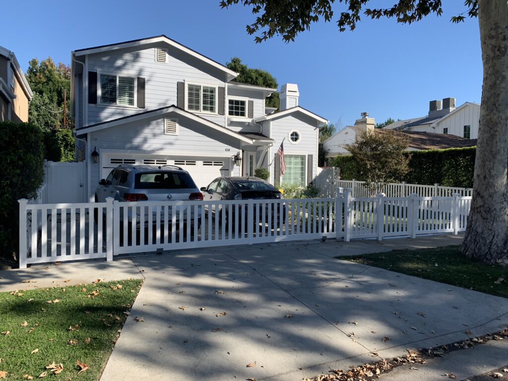 vinyl horizontal picket fence, closed picket rolling gat white vinyl fence